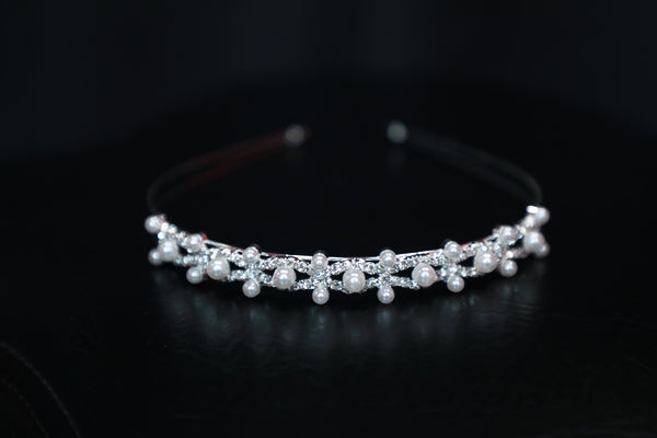 Stylish and elegant crown for girls with rhinestones.