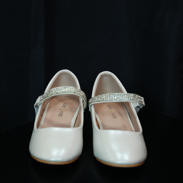 Classic white Mary Jane shoes for baby, perfect for ceremonies.