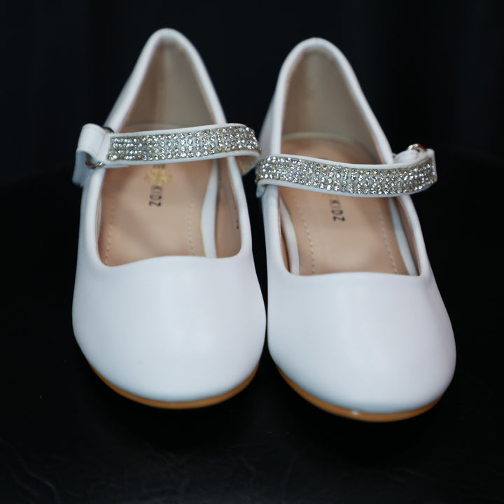 Elegant white Mary Jane shoes for baby girls.
