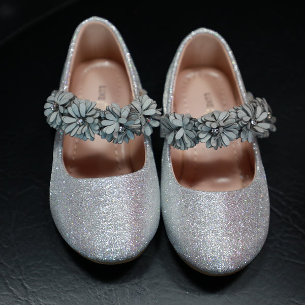 Elegant silver Mary Jane shoes for baby girls.